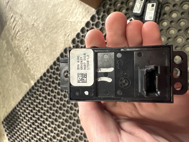 61315A72FE2 BMW Клавиша электромеханического стояночного тормоза купить в Кривой Рог