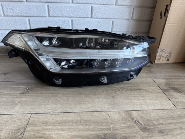 Вставка фары правой 31655715 VOLVO