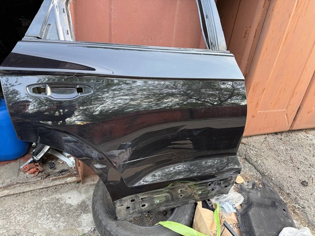 Дверь пассажирская задняя правая 760833052B VAG