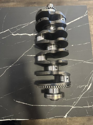 Коленвал двигателя Skoda SuperB 2