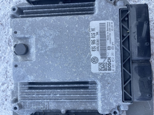 Электронный блок управления двигателем 03G906016HK VAG