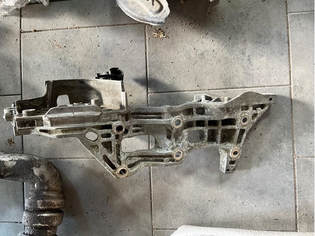 04L903143B VAG Кронштейн генератора купить в Каменское