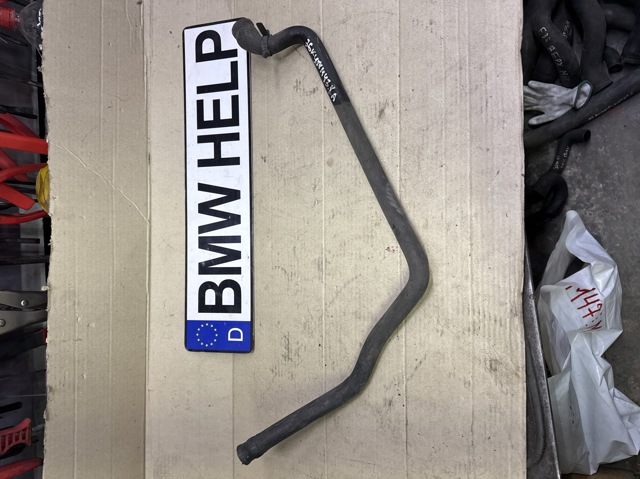 Нижний патрубок радиатора 11531247486 BMW