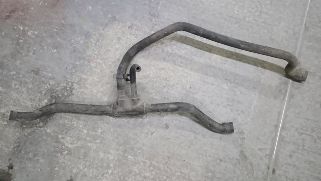 Нижний патрубок радиатора 11531738055 BMW