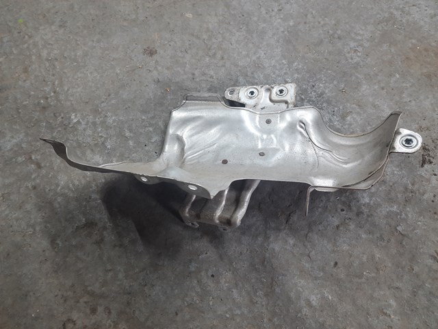 Крышка выпускного коллектора 11657618370 BMW