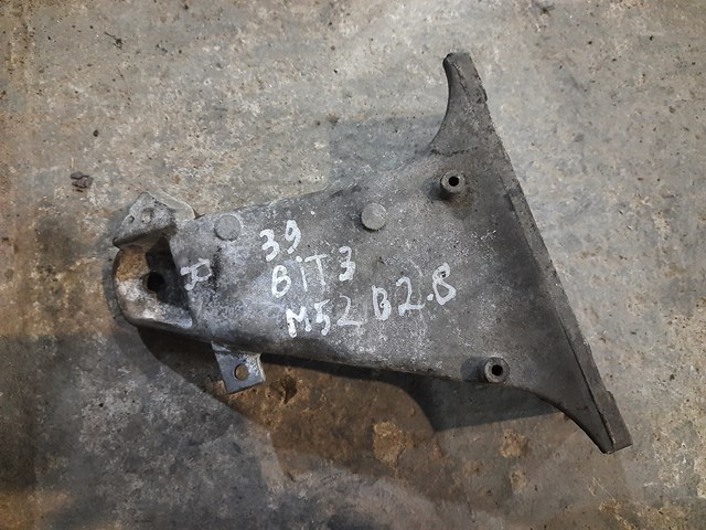 Кронштейн подушки (опоры) двигателя, правой 22116753362 BMW