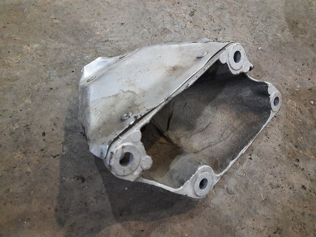 Кронштейн подушки (опоры) двигателя, правой 22116781236 BMW