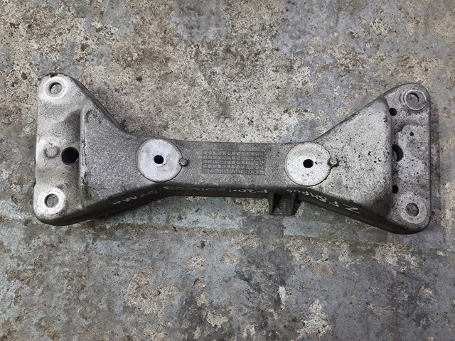 Балка крепления коробки передач 22316796605 BMW
