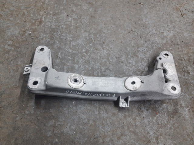 Балка крепления коробки передач 22316796611 BMW