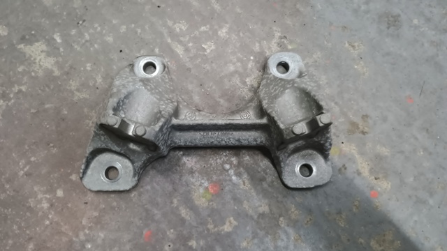 Крепление подушки коробки передач 22316796613 BMW