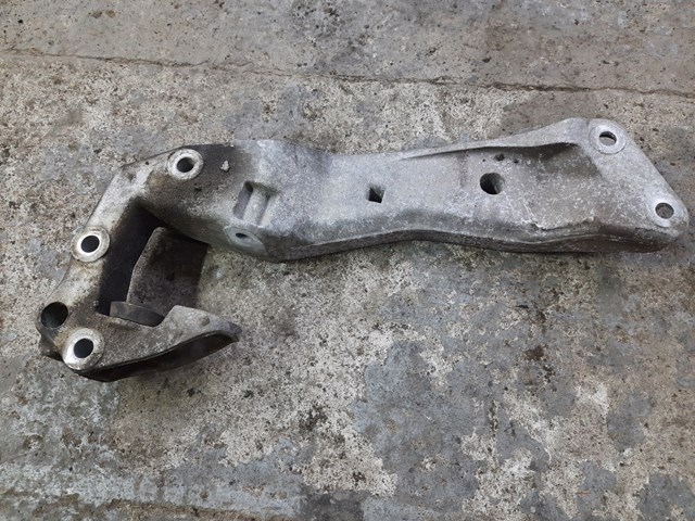 Балка крепления коробки передач 22326777615 BMW