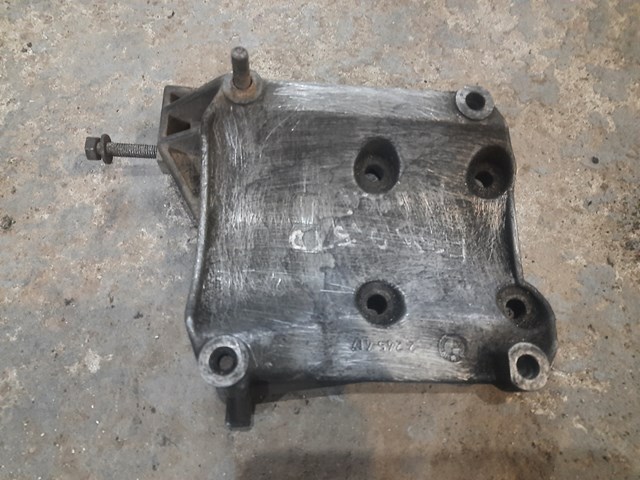 Кронштейн компрессора кондиционера 2245417 BMW