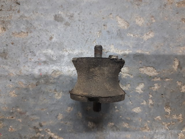 Опора КПП 24701138435 BMW