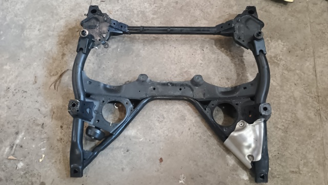 Подрамник передней подвески 31106872118 BMW