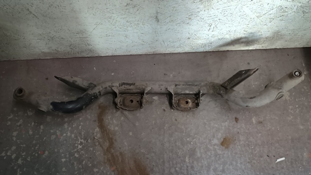 Балка передней подвески (подрамник), передняя 31121138244 BMW