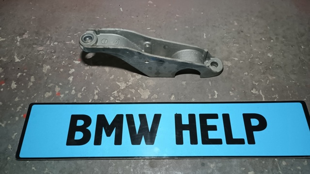 Хомут крепления втулки стабилизатора, переднего 31306861473 BMW