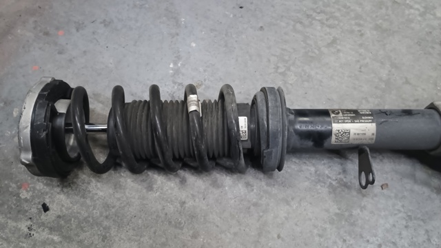Амортизаторная стойка передняя правая 31316871996 BMW