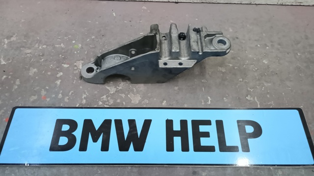 Хомут крепления втулки стабилизатора, переднего 31356884012 BMW