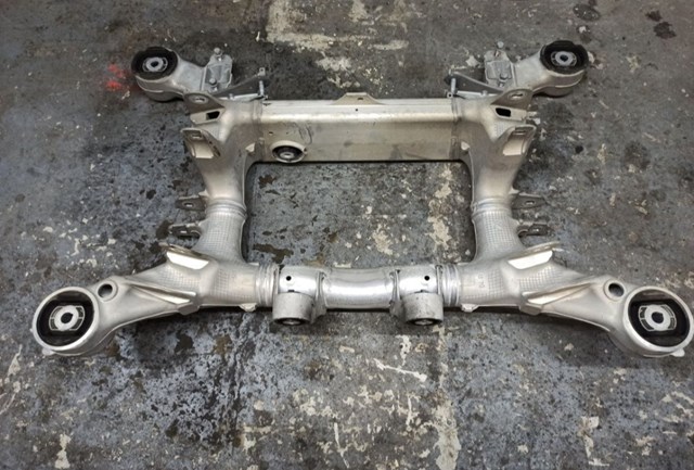 Крабобалка задней подвески 33316798545 BMW