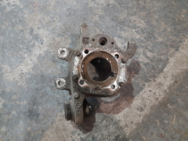 Цапфа правая 33321091336 BMW