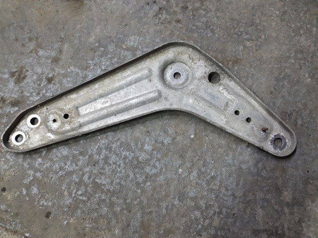 Кронштейн задней балки 33326770977 BMW