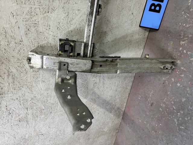 BMW 51117301605 Кронштейн радиатора нижний в наличии Ужгород