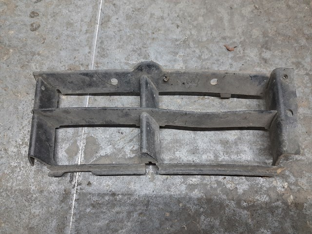  Решетка переднего бампера левая 51118235673 BMW