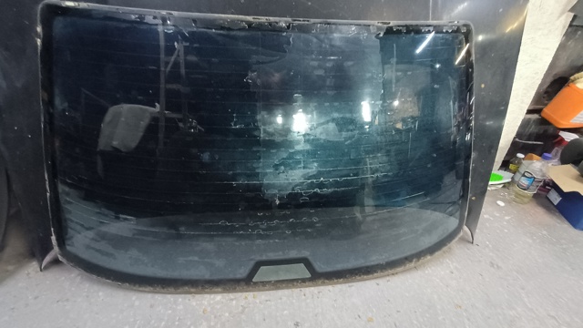 Заднее автостекло 51318181395 BMW