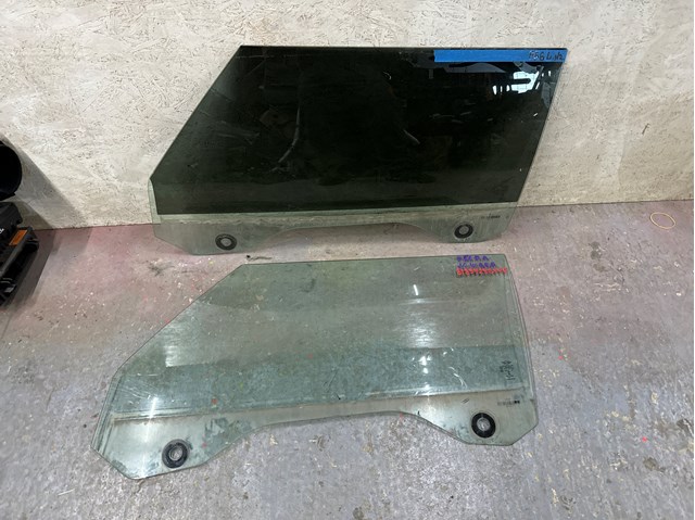Стекло передней двери, левой 51337296447 BMW