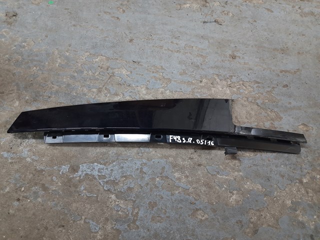 Накладка задней двери, правой, вертикальная 51357349676 BMW