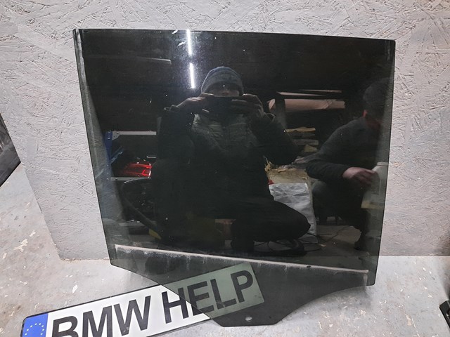 Стекло задней двери, правой 51357388870 BMW