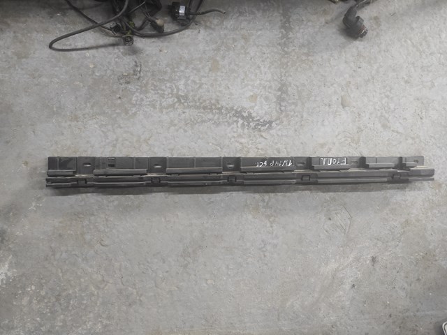 Кронштейн наружной накладки порога левой 51777184777 BMW