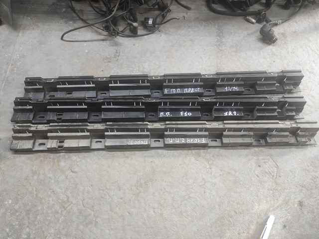 Кронштейн наружной накладки порога правой 51777184778 BMW