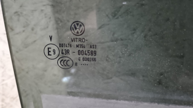 VAG 5NN845026 Стекло двери задней правой в наличии Павлоград