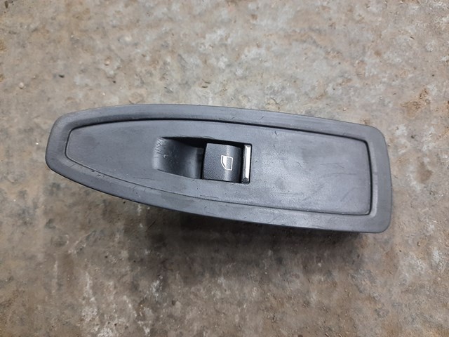 Кнопка стеклоподъемника передняя правая 61319208107 BMW