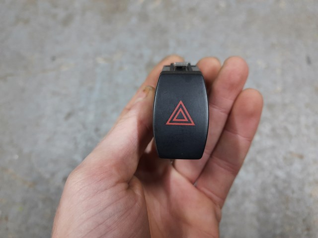 Кнопка включения аварийной сигнализации 61319389075 BMW