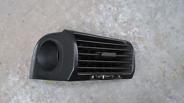Решетка воздуховода правая 64221384088 BMW