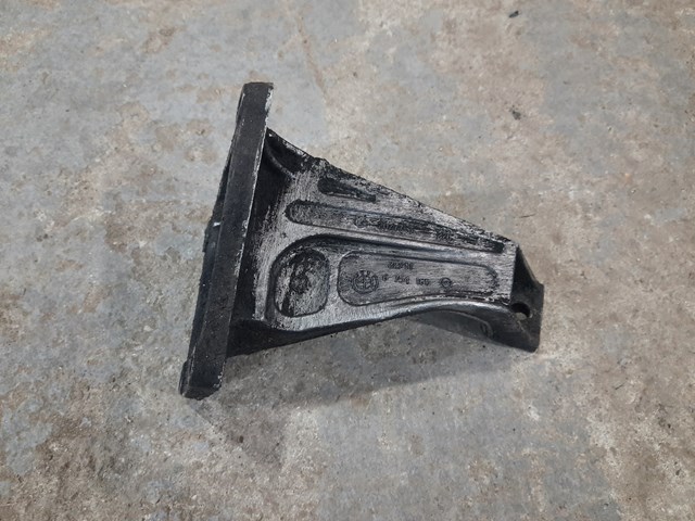 Кронштейн подушки (опоры) двигателя, правой 6754185 BMW