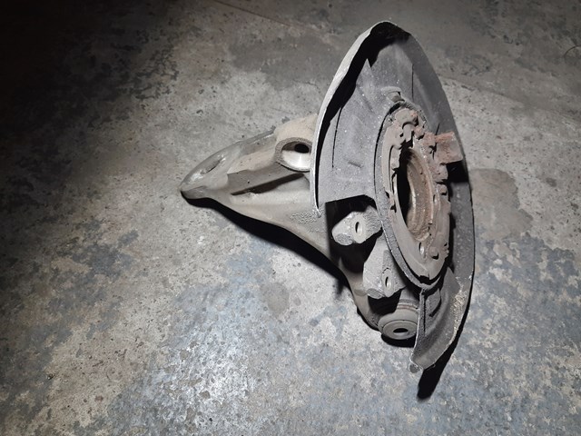 Цапфа правая 6770984 BMW