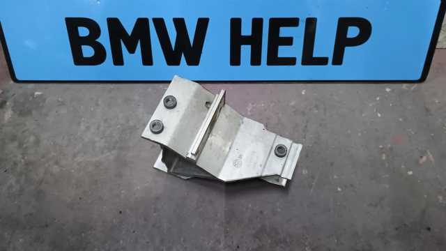 Кронштейн усилителя переднего бампера 7357216 BMW