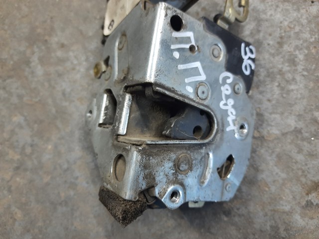 Внутренний дверной замок 8122418 BMW