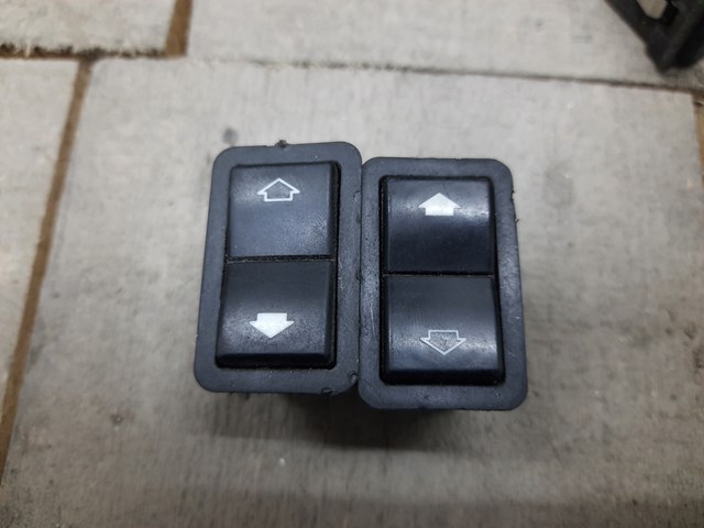 Кнопка подъемника задних стекол 8368974 BMW