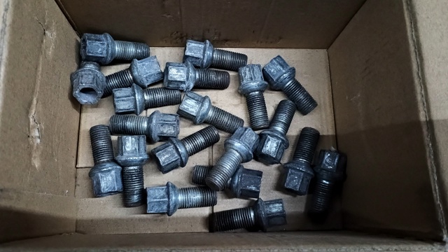 Болт колеса WHT001812 VAG