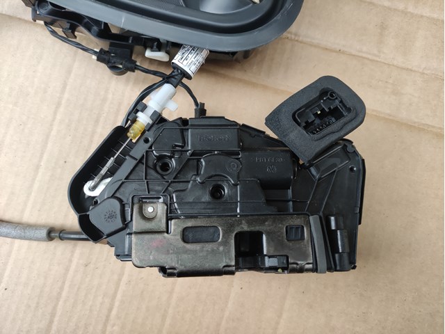 Дверной замок передний правый Фольксваген Джетта 7