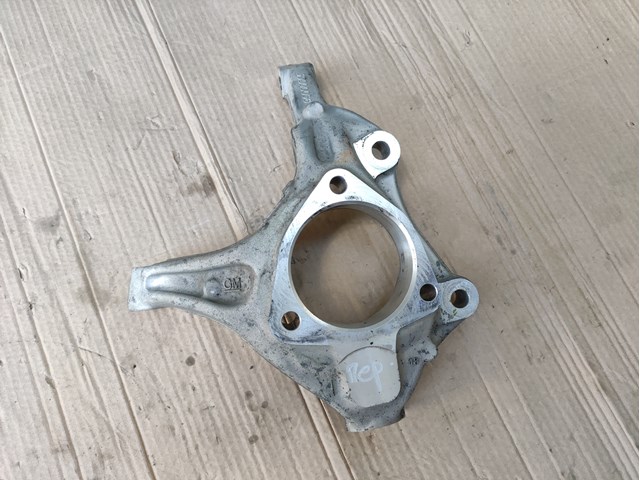 Цапфа поворотная правая 39030300 GM