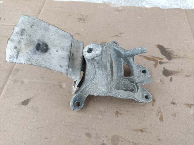Кронштейн подушки (опоры) двигателя, правой 4M0199308AS VAG