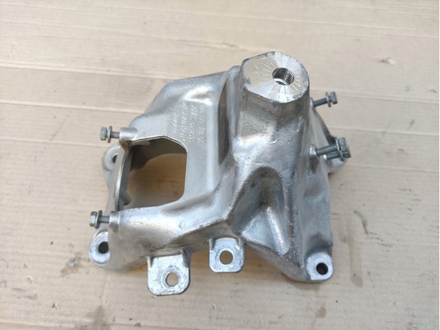 Кронштейн подушки (опоры) двигателя, правой 4M0199308CE VAG