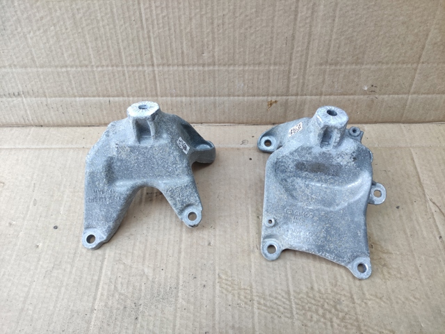 Кронштейн подушки (опоры) двигателя, левой 8W0199307L VAG