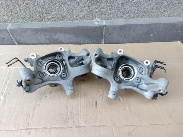 Кулак поворотный левый 8W0505431Q VAG