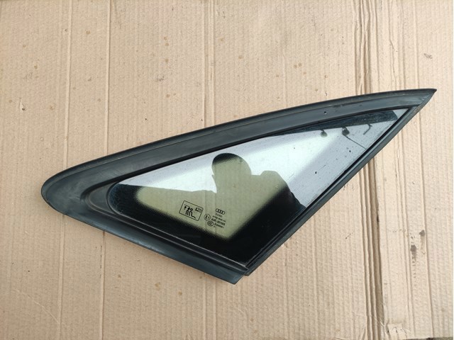 Стекло багажного отсека, правое 8W5845300FNVB VAG